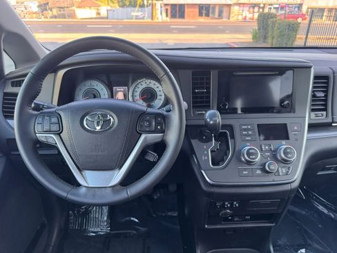 Used 2017 Toyota Sienna SE FWD image 22