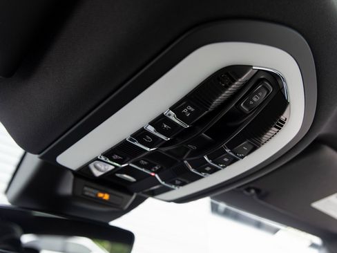 Used 2025 Porsche Macan image 19