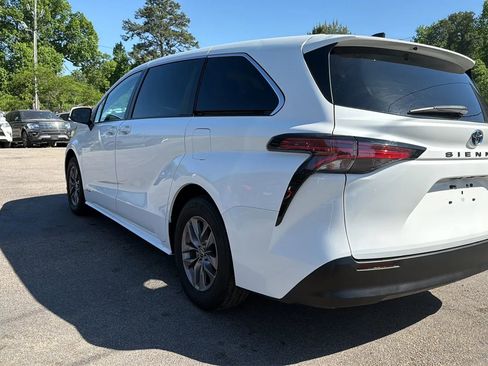Used 2021 Toyota Sienna LE image 5