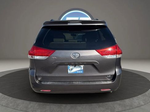 Used 2012 Toyota Sienna LE image 4