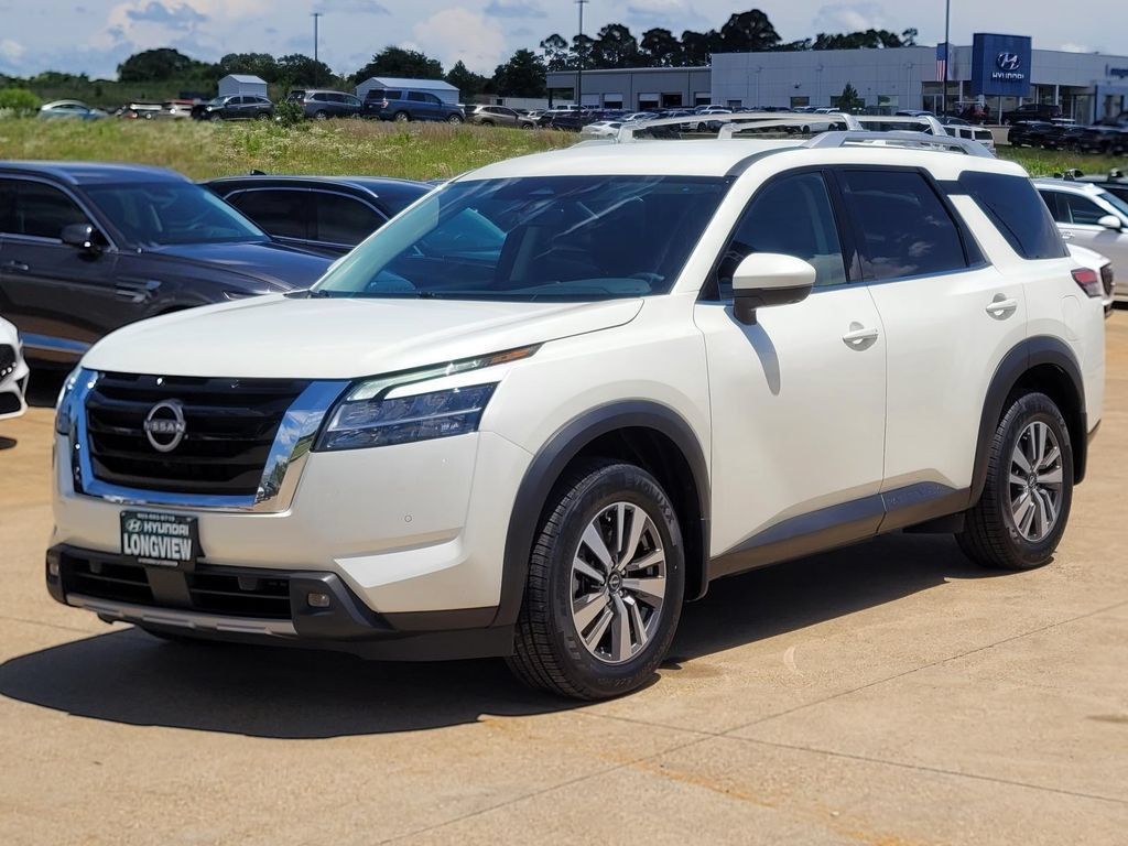 Used 2023 Nissan Pathfinder SL w/ Lighting Package (N92) FWD image 3