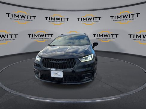 Used 2025 Chrysler Pacifica Limited image 4