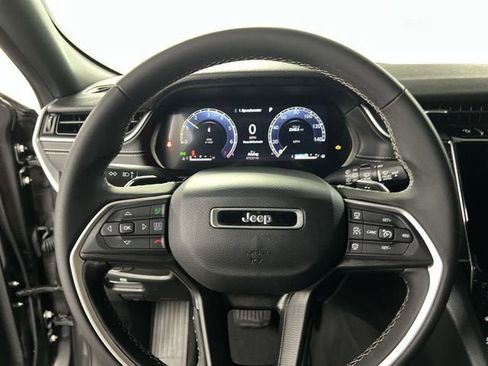 Used 2024 Jeep Grand Cherokee Laredo image 11