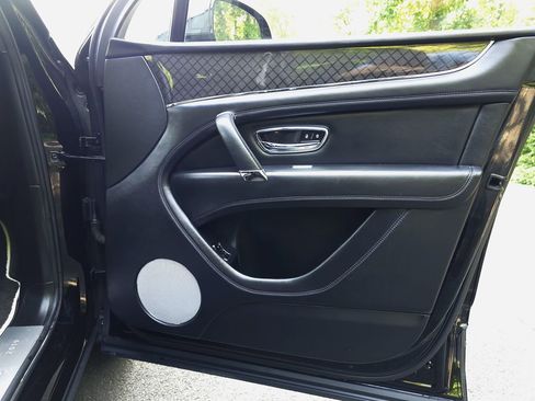 Used 2020 Bentley Bentayga Design Series image 32