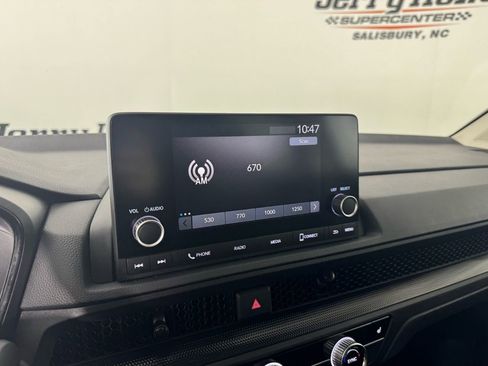 Used 2025 Honda CR-V EX image 16