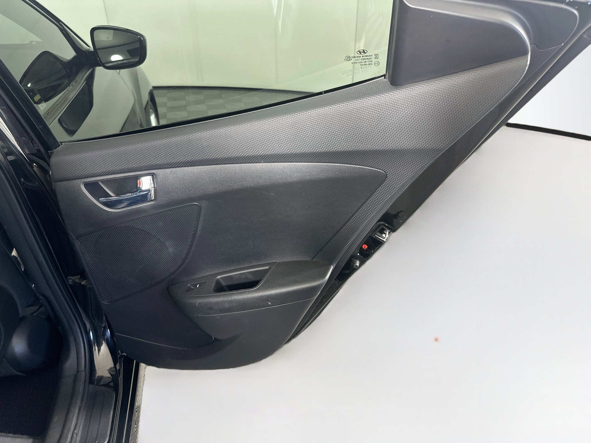 Used 2017 Hyundai Veloster Value Edition FWD image 28