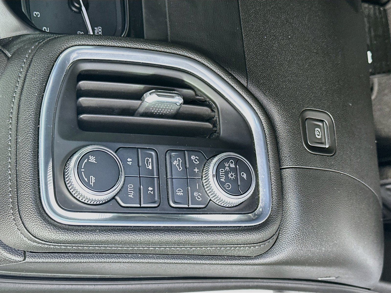 Used 2019 GMC Sierra 1500 SLT w/ SLT Premium Package AWD/4WD image 10