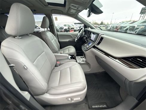 Used 2020 Toyota Sienna XLE Premium image 28