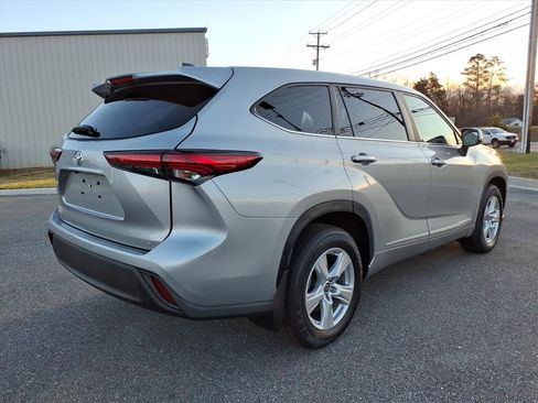 Used 2023 Toyota Highlander LE image 4