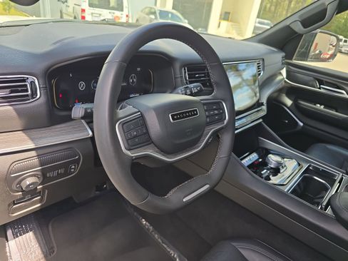 Used 2024 Jeep Wagoneer L Series II w/ Flexible Seating Group AWD/4WD image 18