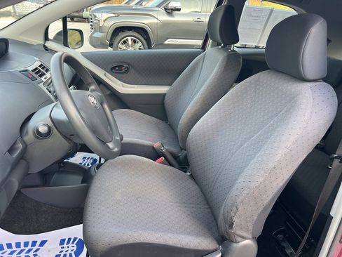 Used 2010 Toyota Yaris 2-Door Hatchback image 23