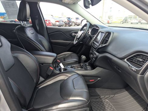 Used 2019 Jeep Cherokee Trailhawk w/ Cold Weather Group AWD/4WD image 35