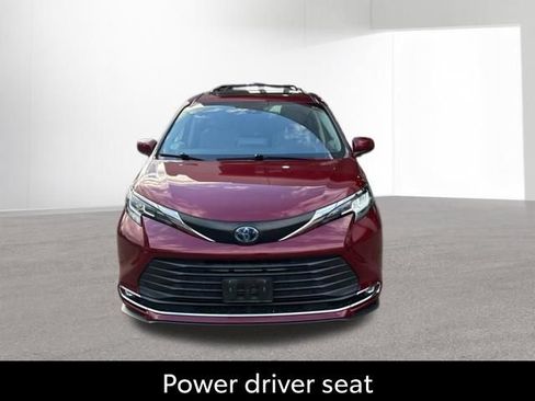 Used 2021 Toyota Sienna XLE w/ XLE Plus Package FWD image 3