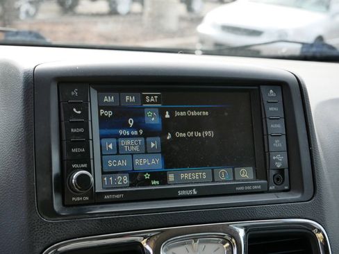 Used 2013 Chrysler Town & Country Touring image 27