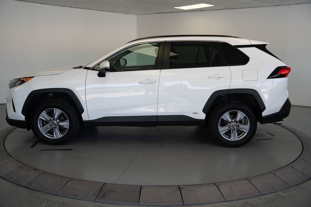 Used 2022 Toyota RAV4 LE AWD/4WD image 4