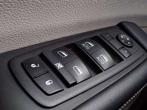 Used 2024 Chrysler Pacifica Select image 26