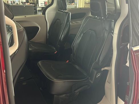 Used 2018 Chrysler Pacifica Limited w/ Tire & Wheel Group FWD image 17