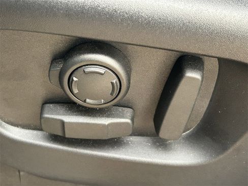 Used 2024 Land Rover Discovery S image 30