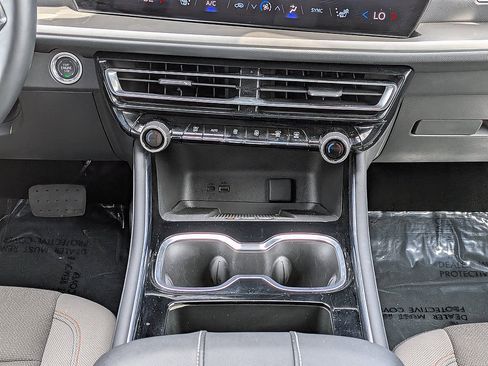 Certified 2025 Chevrolet Traverse LT FWD image 17