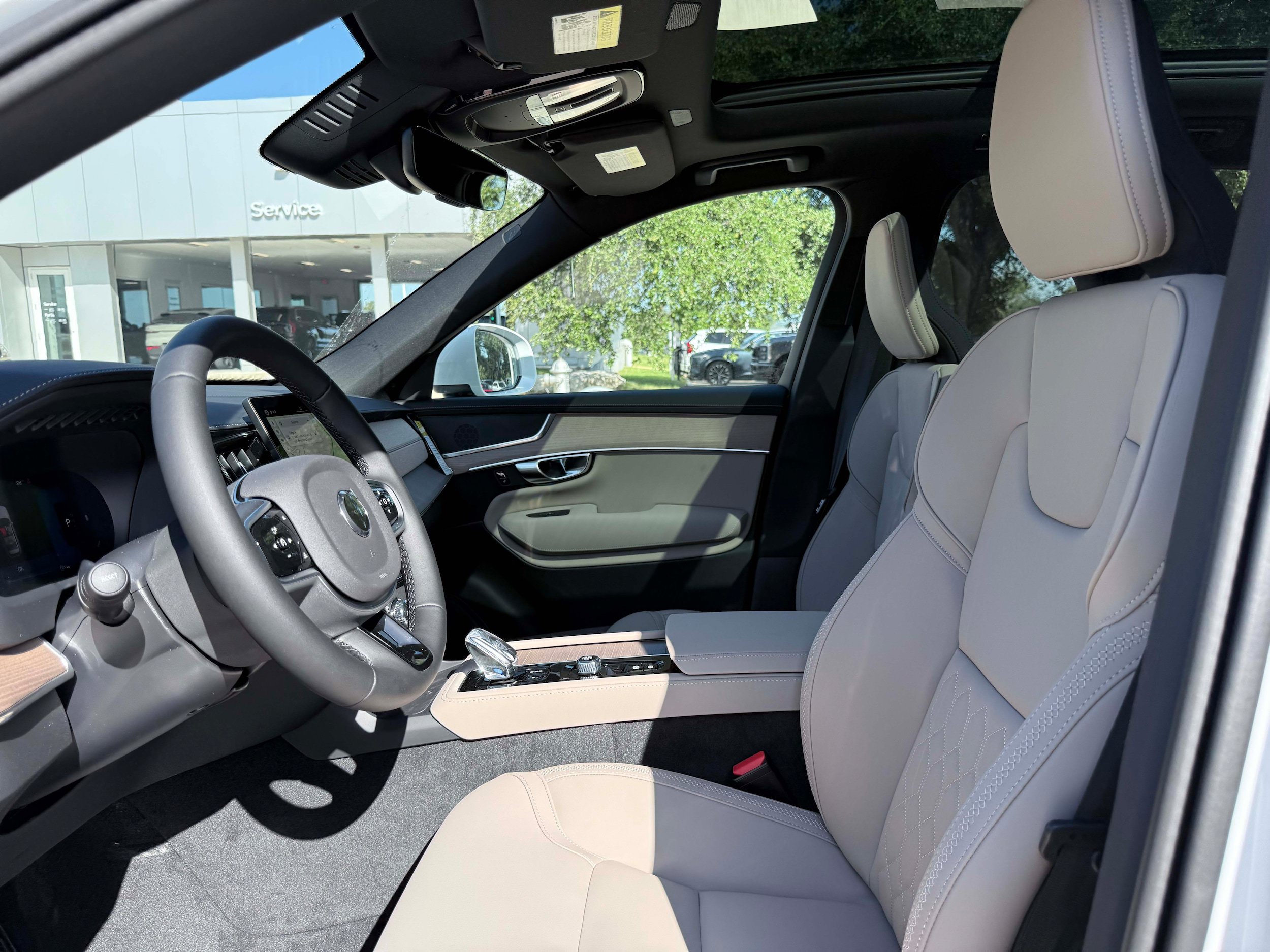 New 2026 Volvo XC90 B6 Plus w/ Protection Package Premier AWD/4WD image 12