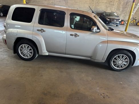 Used 2010 Chevrolet HHR LT image 4