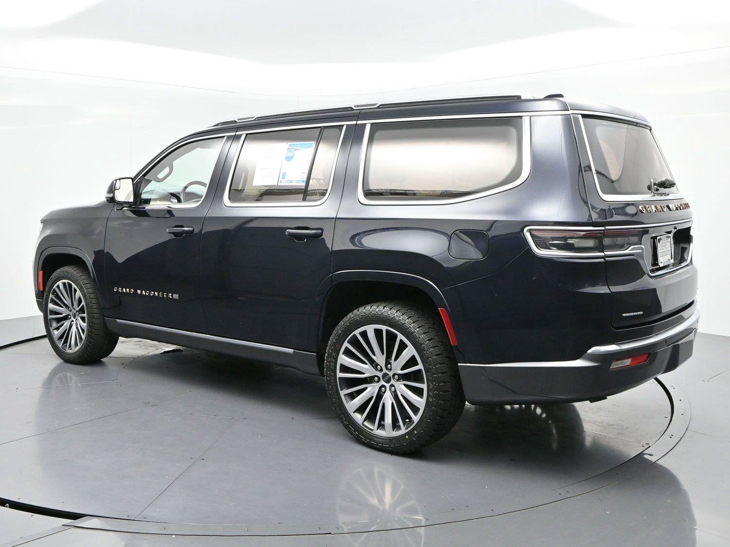 Used 2022 Jeep Grand Wagoneer Series III w/ HD Trailer Tow Package AWD/4WD image 5