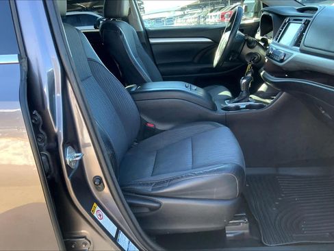 Used 2016 Toyota Highlander LE image 9