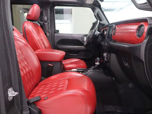 Used 2019 Jeep Wrangler Unlimited Sahara w/ Quick Order Package 24M Moab AWD/4WD image 33