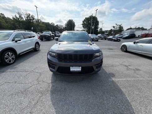 Used 2024 Jeep Grand Cherokee Altitude AWD/4WD image 18