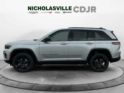 New 2025 Jeep Grand Cherokee Altitude image 3
