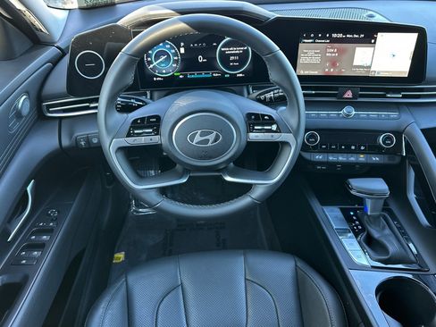 Used 2025 Hyundai Elantra Limited image 16