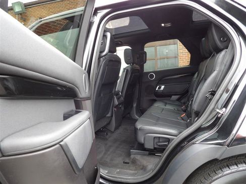 Used 2017 Land Rover Discovery SE image 12