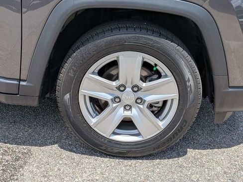 Used 2022 Jeep Compass Latitude FWD image 11