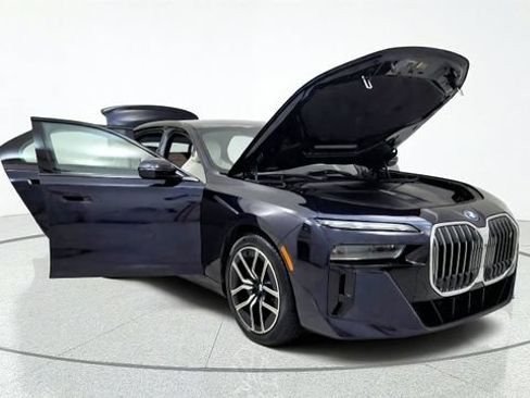 Used 2025 BMW i7 xDrive60 AWD/4WD image 12
