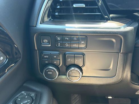Used 2025 Chevrolet Suburban Z71 AWD/4WD image 23