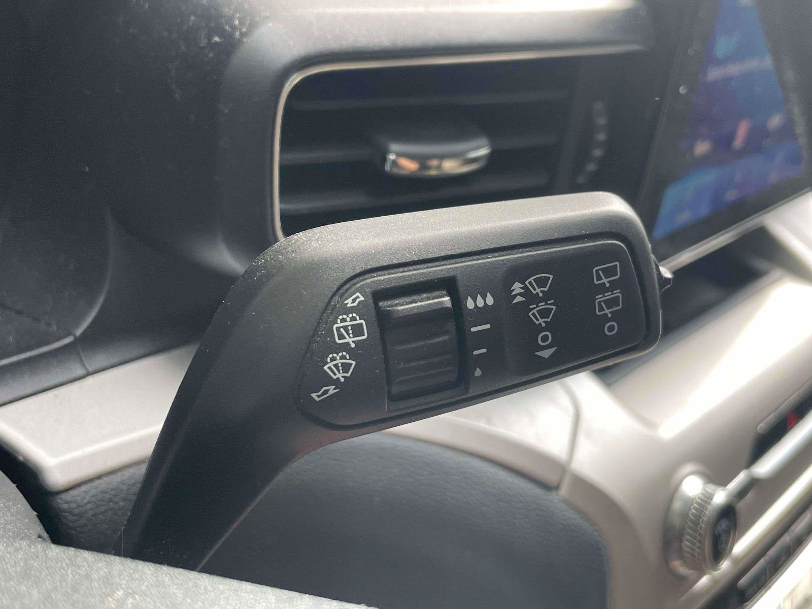 Used 2022 Ford Explorer XLT w/ Equipment Group 202A AWD/4WD image 23