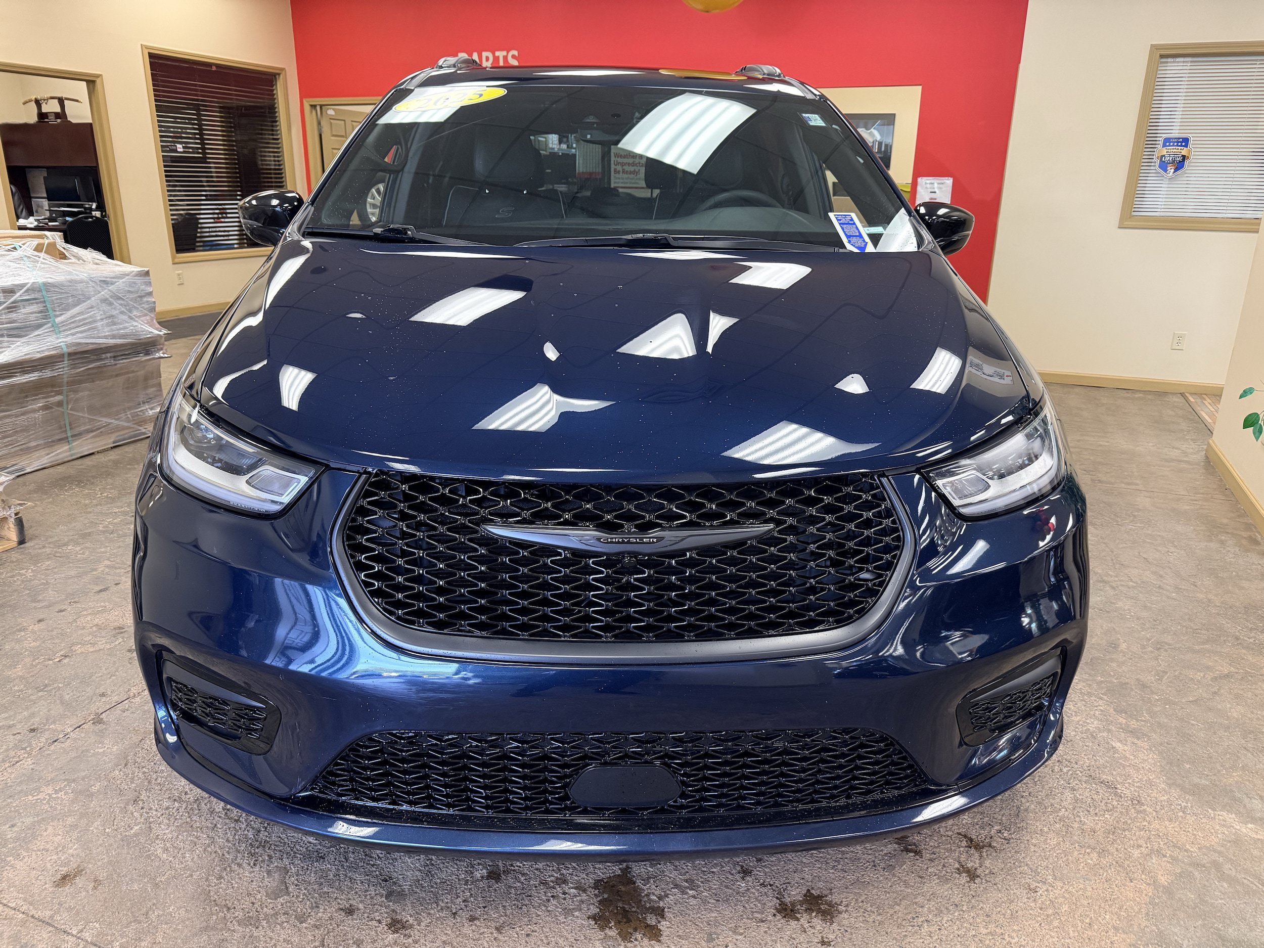 Used 2025 Chrysler Pacifica Limited FWD image 2