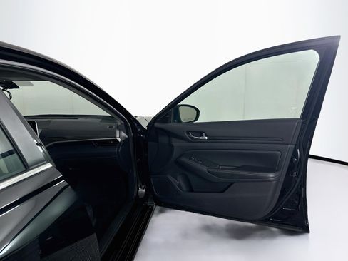 Used 2025 Nissan Altima 2.5 SV FWD image 30