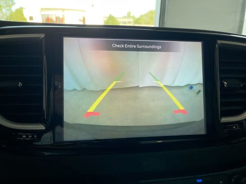 Used 2023 Chrysler Pacifica Touring-L FWD image 17