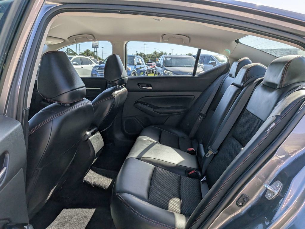 Used 2025 Nissan Altima 2.5 SR FWD image 11
