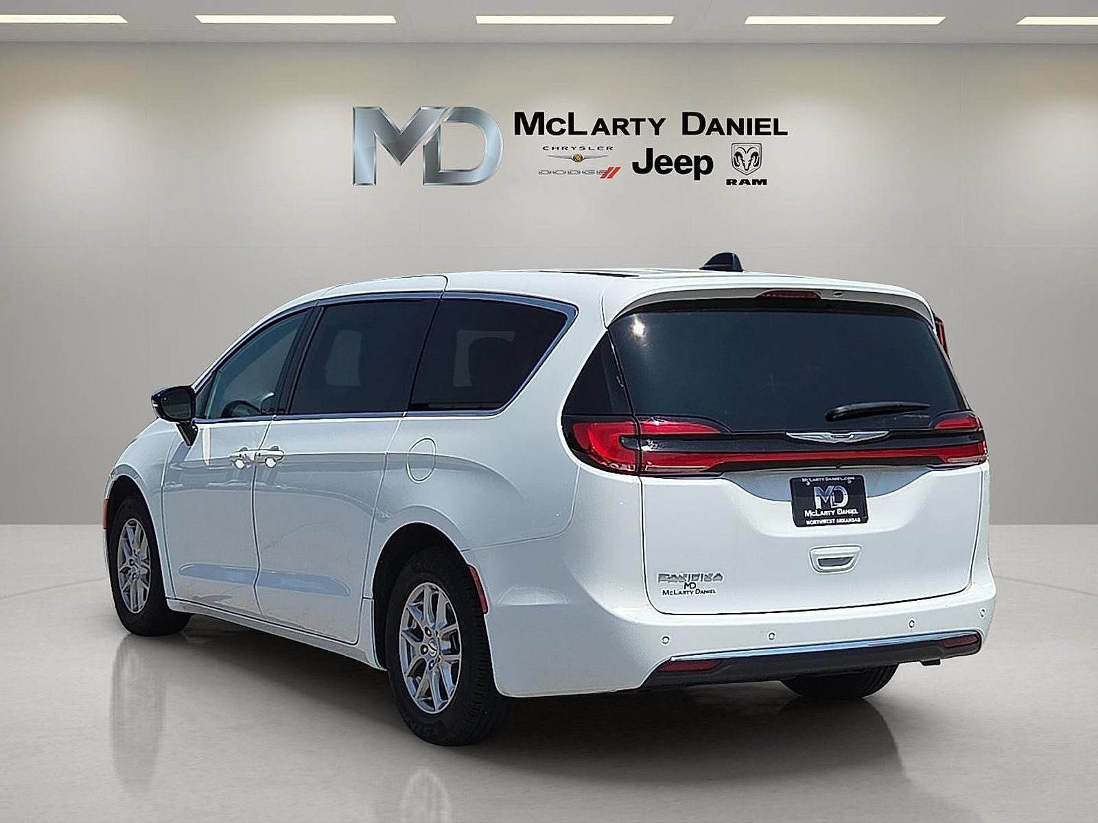 Used 2025 Chrysler Pacifica Select FWD image 4