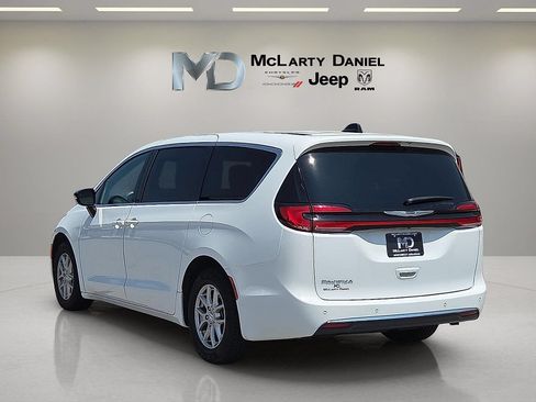 Used 2025 Chrysler Pacifica Select FWD image 4
