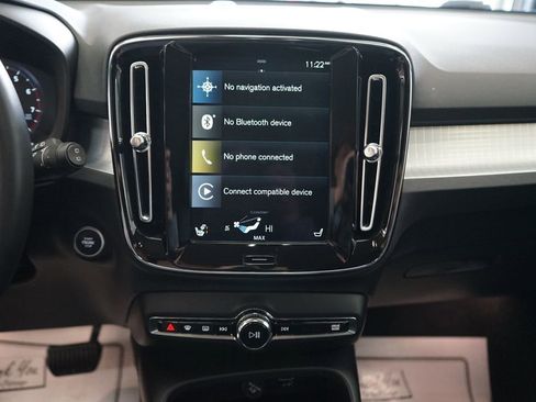 Used 2022 Volvo XC40 T5 Momentum image 7