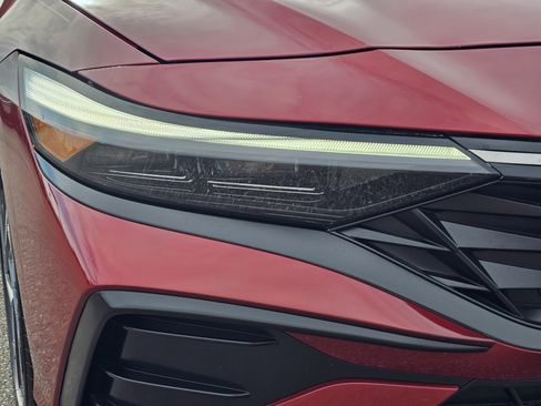 Used 2025 Hyundai Elantra SEL image 4