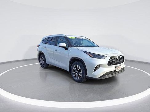 Certified 2023 Toyota Highlander XLE image 3