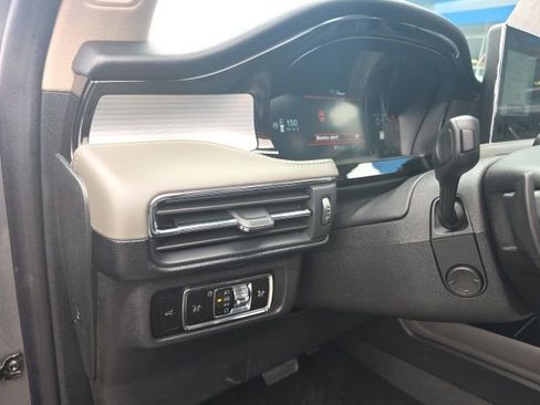 Used 2025 Lincoln Corsair AWD w/ Equipment Group 101A image 15