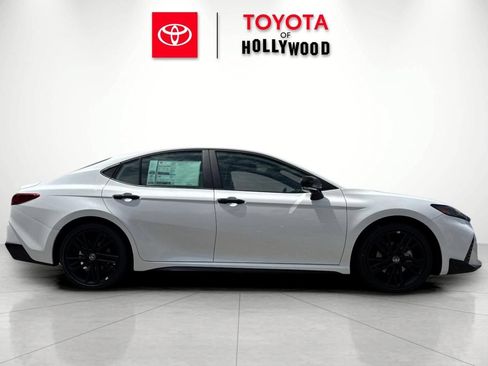 New 2026 Toyota Camry Hybrid FWD image 3