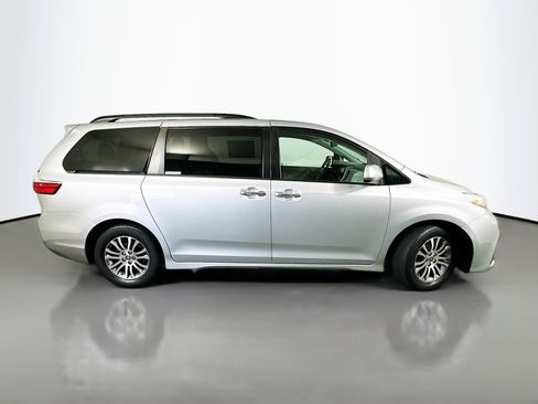 Used 2020 Toyota Sienna XLE image 8
