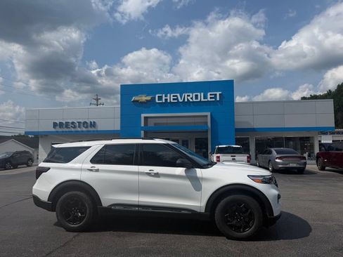 Used 2020 Ford Explorer XLT w/ Comfort Package AWD/4WD image 2