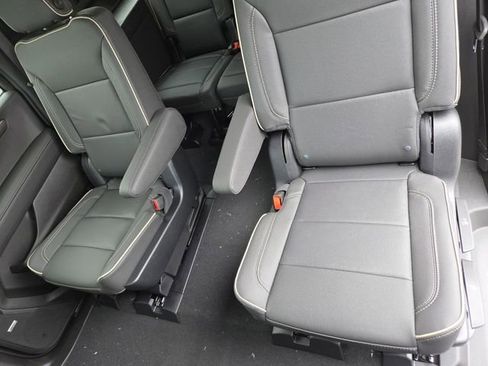 New 2025 Chevrolet Suburban Premier AWD/4WD image 31